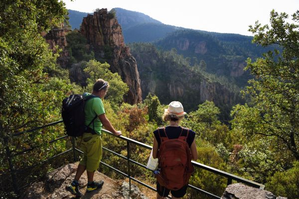 Le rocher de Roquebrune-sur-Argens dans le Var propose de beaux sentiers de randonnée.