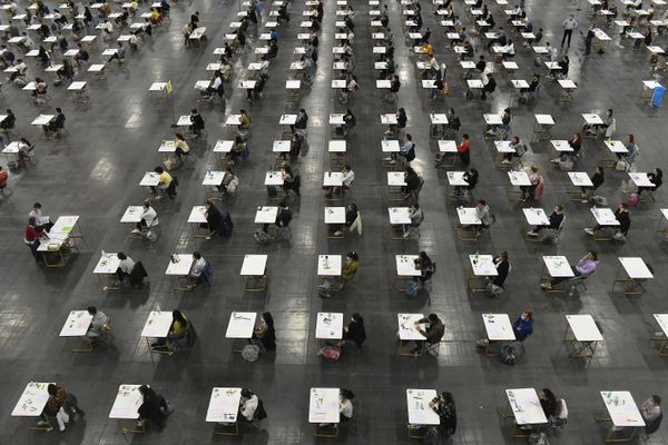 A la fin des épreuves écrites, réalisées dans 45 centres d'examens, des transporteurs sont chargés d'acheminer les copies vers les écoles mandatées pour les corriger.