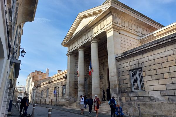 Le Tribunal Judiciaire de Niort s'est déssasi de l'affaire au profit du parquet du pôle criminel de Poitiers.