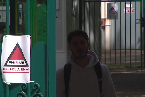 Au lycée Douanier-Rousseau, à Laval (Mayenne), les élèves ont du être évacués après l'explosion d'une bouteille au premier étage du bâtiment. Selon la procureure de la République, la piste criminelle est privilégiée par les enquêteurs.