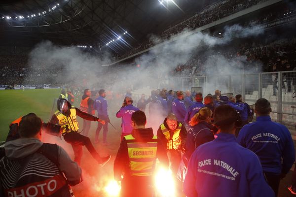 Les supporters néerlandais provoquent la sécurité et la police dans le stade en envoyant des fumigènes et projectiles.