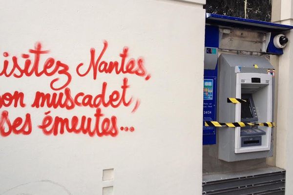 Un mur tagué à Nantes, le samedi 9 avril 2016.