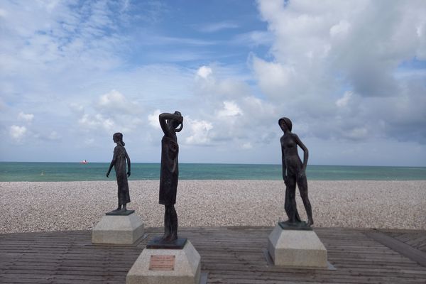 La distanciation, toujours d'actualité pour éviter de se transmettre ce virus. A Fécamp, les personnages du sculpteur normand Dominique Denry nous montrent l'exemple