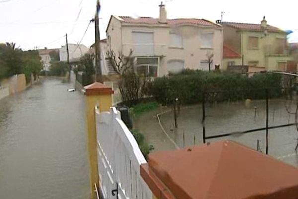 Leucate (Aude) - la crue est toujours là. L'eau de mer inonde les lotissements côtiers - 6 mars 2013