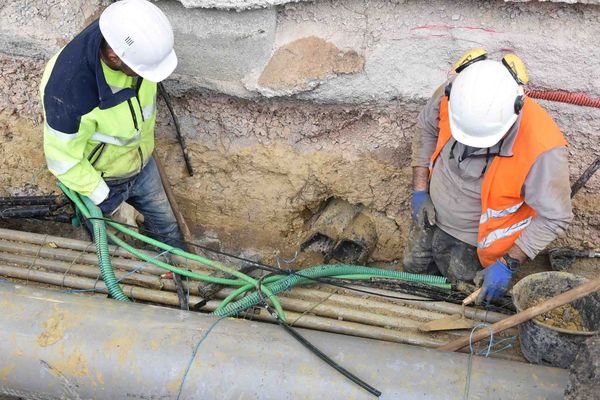 Des techniciens d'Orange en train de constater les dégâts sur la fibre optique