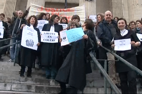 Manifestation des greffiers et des agents administratifs sur les marches du palais de justice de Perpignan le 3 avril 2014.