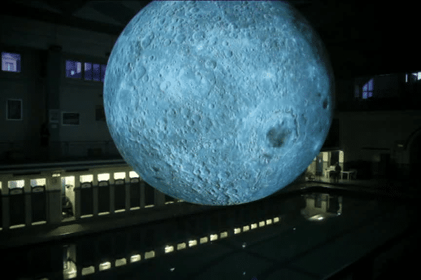 La lune de sept mètres de diamètre a été créée par le plasticien britannique Luke Jerram dans le cadre du festival des Tombées de la nuit