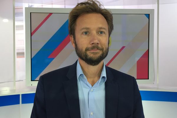 Boris Vallaud sur le plateau de Dimanche en politique