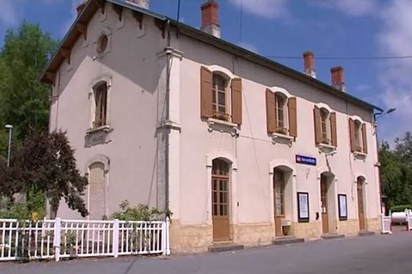 La gare de Belvès est fermée : impossible d'avoir un renseignement ou prendre un billet...