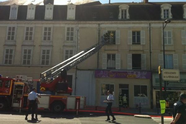 Un incendie s'est déclaré le 13 avril après midi dans la crêperie "Eat and go", place Saint Bonnet à Bourges (Cher)