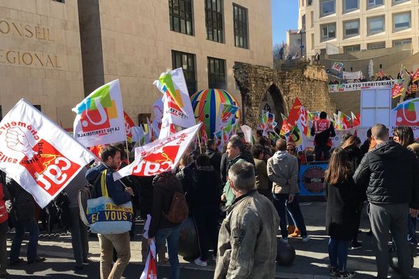 Marée de drapeaux devant l'hôtel de région.