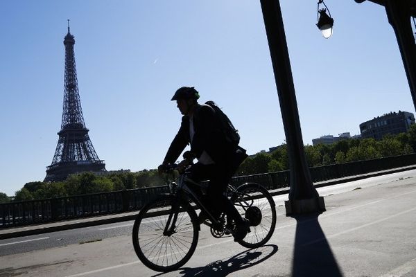 Un cylciste sur le pont Bir-Hakem, près de la Tour Eiffel à Paris.