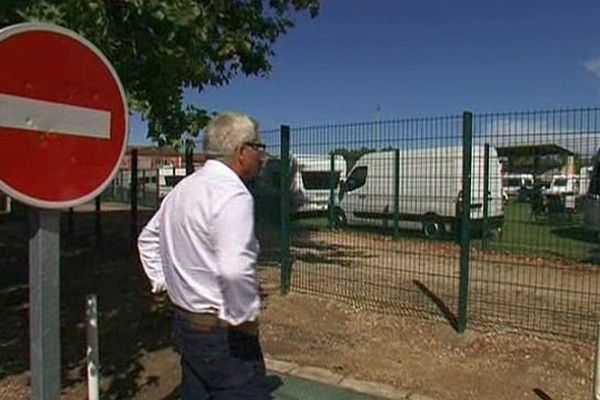 Aimargues (Gard) - le maire de la commune regarde son terrain de football envahi par les caravanes - 29 juillet 2013.