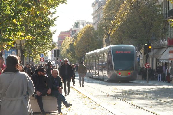 De plus en plus de magasins discount en centre-ville de Nice. Des installations en lieu et place de nombreux magasins de prêt-à-porter qui ont mis la clef sous la porte. Doit-on y voir une certaine corrélation ?