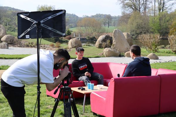 L'équipe du service jeunesse de Couesnon Marches de Bretagne interview un adolescent au parc botanique de Haute-Bretagne