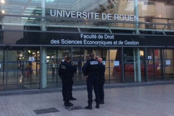 Des policiers en faction devant la faculté de droit et de sciences sociales durant les recherches d'éventuels explosifs, mercredi soir. 