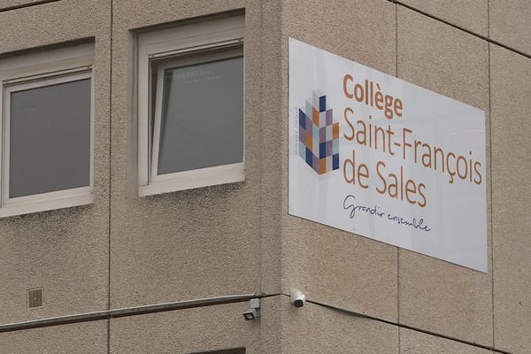 Le collège Saint-François de Sales se situe dans le quartier des Perrieres à Dijon.