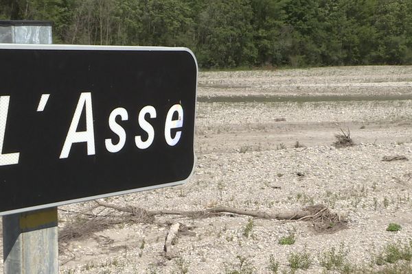 La rivière l'Asse est complétement à sec sur la commune de Mezel