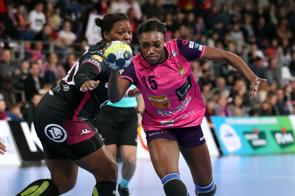 l'arrière gauche de Nantes, Kalidiatou Niakaté, maillot rose, échappe au marquage de la pivot fleurissoise Laura Kamdop