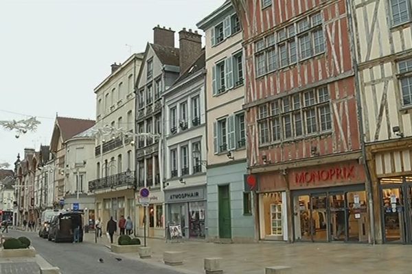 La situation devient sérieuse, mais pour le moment les rues piétonnes sont loin d'être des rues fantômes à Troyes... du moins pour l'instant.