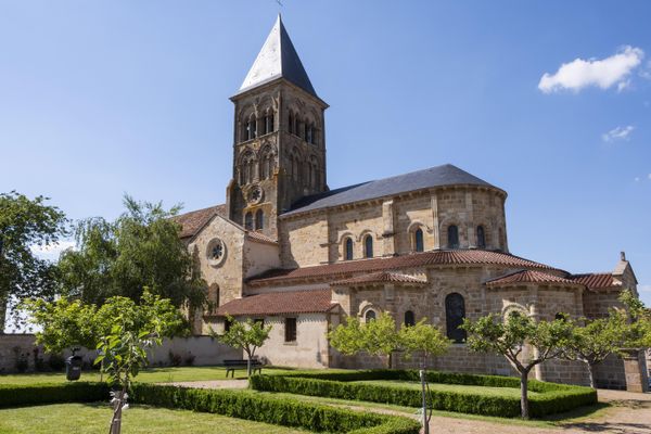 Un village d'Auvergne possède un mystérieux secret pour aider les habitants à recouvrer leurs esprits. Enfin, selon la légende....