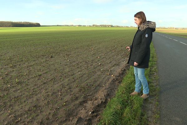 Justine nous montre les quelques centimètres de terre concernés par la propagation du glyphosate.