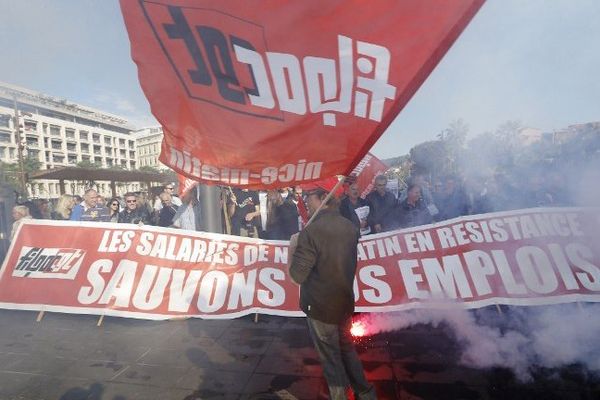 Devant une banderole rouge de la CGT, "Sauvons nos emplois", des représentants syndicaux de Nice-Matin ont prévenu ce lundi que "des actions" de protestation seraient menées si le trio devait être retenu par le tribunal.
