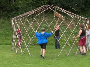 Des militants antibassines participent au montage du Village de l'Eau, près de Melle le 12 juillet 2024.