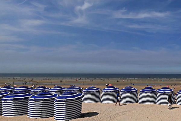 Les légendaires parasols-tentes de Cabourg seront, lors de ces prochains jours, des îlots très prisés d'ombre et de fraîcheur...