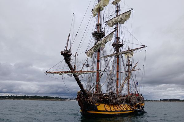 Le navire russe Le Shtandart au large de Combrit, dans le Finistère