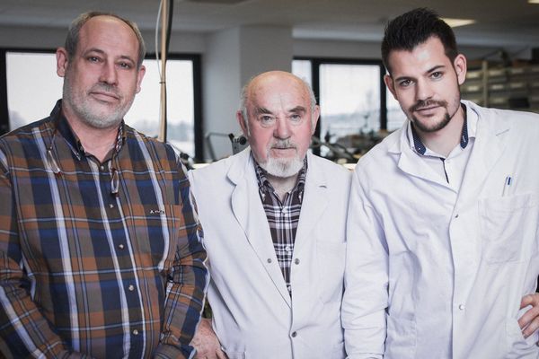 Frédéric, Jean et Julien Humbert-Droz dans leur atelier 