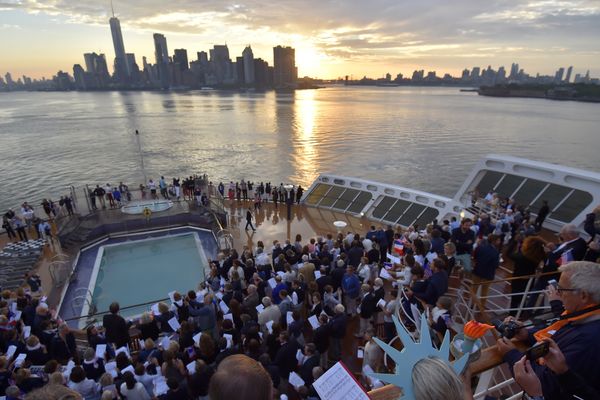 La "skyline" de New York vue depuis le pont du Queen Mary 2, le 1er juillet 2017.