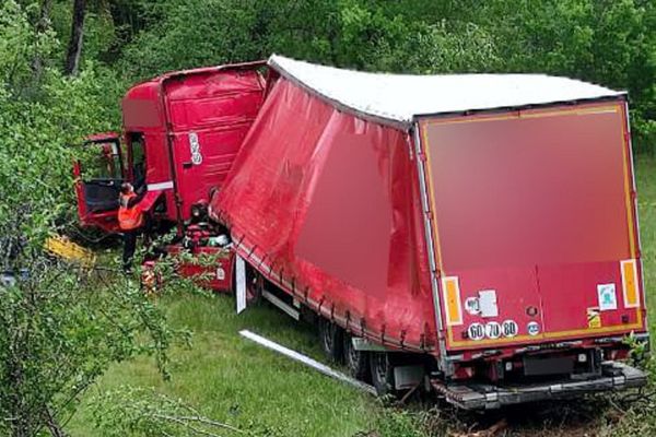 Durbans - Les pompiers du Lot sont intervenus auprès du chauffeur en début de matinée, ce mardi 11 mai 2021.