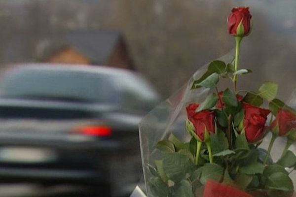 Des fleurs ont été posées sur le lieu de l'accident