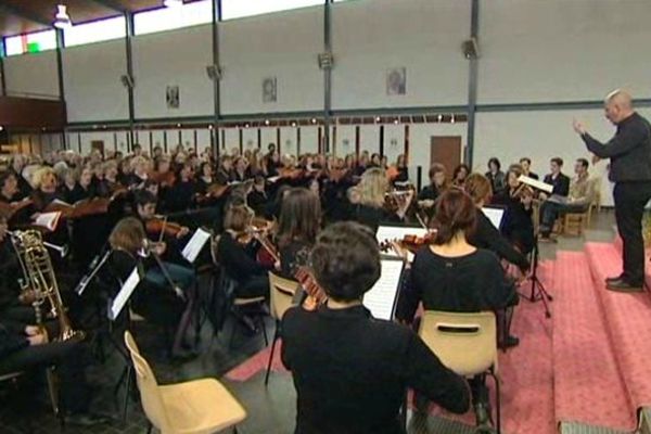 Le Choeur et Orchestre Universitaire de Basse-Normandie, épaulé par de nombreuses chorales de la région, répète le Requiem de Mozart sous la direction de Didier Horry.