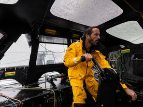 Le skipper de Bureau Vallée Louis Burton, ici photographié le 2 septembre 2024 à Saint-Malo, contraint à l'abandon dans le Vendée Globe 2024