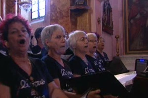 Les choristes ont conquis le public de l 'eglise