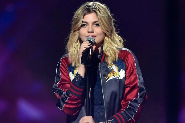 Louane se retrouve, bien malgré elle, en "une" du magazine "people" Public.