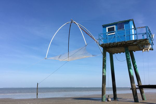 ciel bleu et pêcherie