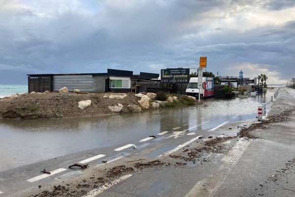 En raison de coups de mer, la circulation sur la RD6098 (Villeneuve-Loubet) est coupée entre Marina et la Siesta ce 15 novembre.