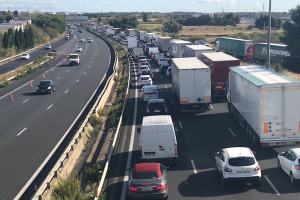 Depuis ce matin, des forains bloquent l’A709 entre Saint-Jean-de-Védas et Montpellier. Ils manifestent contre une ordonnance datant du 19 avril qui concerne directement leur profession.