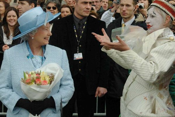 La reine Elisabeth d'Angleterre accueillie par "Pierrot", au Louvre, en avril 2004.