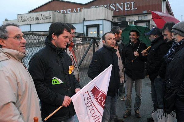 Les éléveurs de porc se sont rendus à l'usine Bordeau Chesnel à Champagné