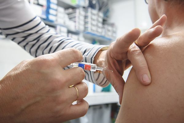 Image d'illustration d'un patient qui se fait vacciner contre la grippe.