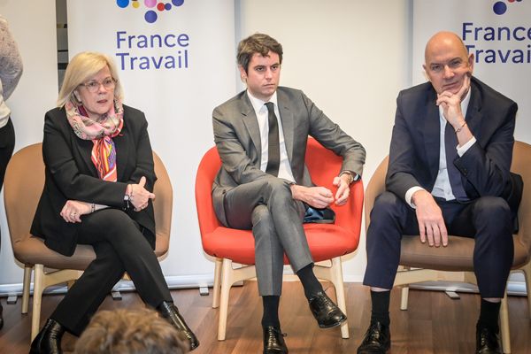 Le Premier ministre Gabriel Attal entourée de la ministre du Travail, de la Santé et des Solidarités Catherine Vautrin et du ministre délégué chargé de l'Industrie Roland Lescure, le 1er mars à Epinal, dans les locaux de France Travail.