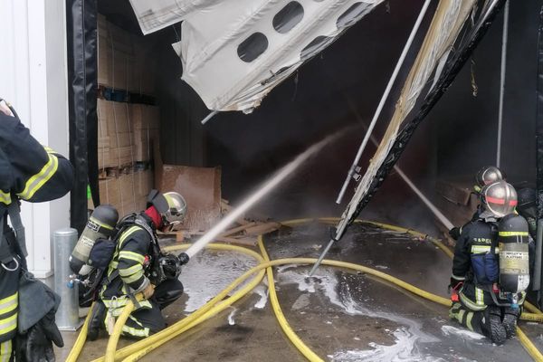 De gros moyens pour intervenir sur l'incendie de ce fabricant de toile adhésive à Arnas