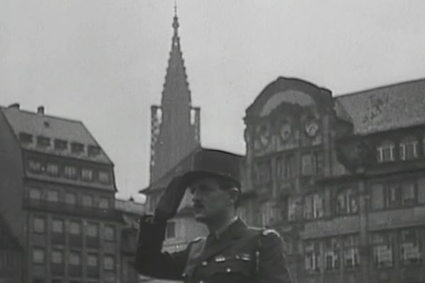 La cathédrale de Strasbourg en fond, le général Leclerc salue ses hommes place Kléber, le 23 novembre 1944.