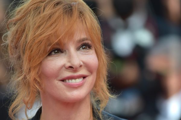 Les concerts de Mylène Farmer, prévus le 30 juin et le 1er juillet 2023 au Stade de France, sont respectivement reportés au 27 et au 28 septembre 2024.