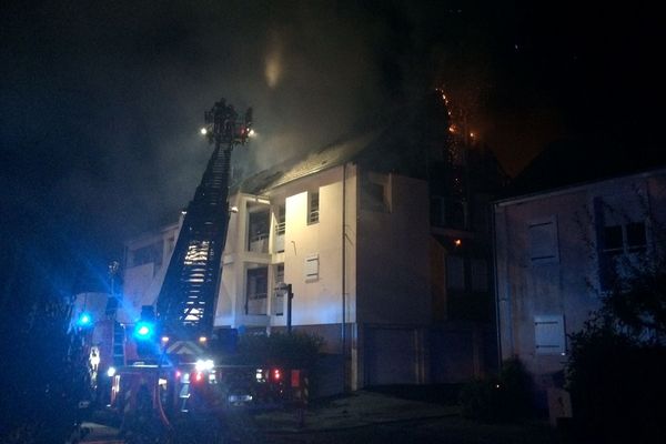 L'incendie a éclaté dans un pavillon puis s'est propagé dans les étages supérieurs de l'immeuble attenant. La résidence de ce quartier d'Avermes dans l'Allier a été totalement détruite par l'incendie.