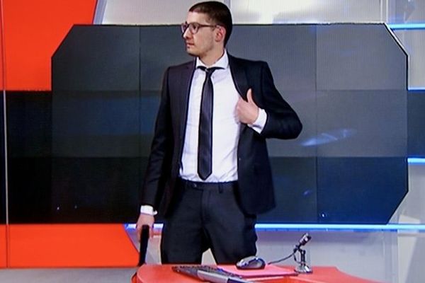 L'homme a surgi avec une arme sur le plateau du 20h.